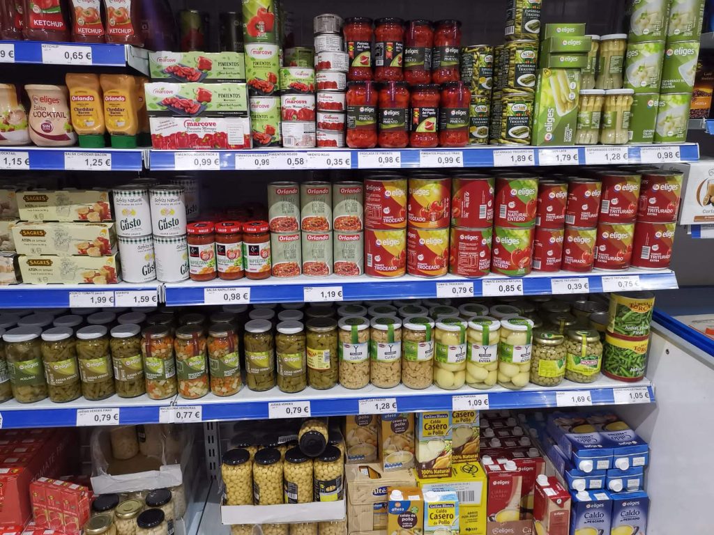 las conservas y congelados de verduras poseen semejante calidad nutricional que las verduras que podemos cocinar en casa e incluso, si las que cocinamos llevaban mucho tiempo refrigeradas, las conservas pueden ser más nutritivas. 